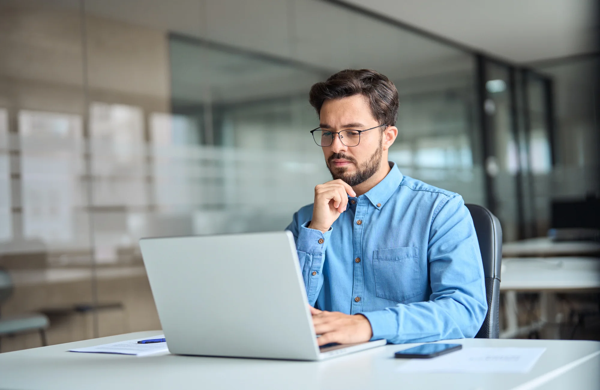 What are the best visa options for professionals relocating to Italy?